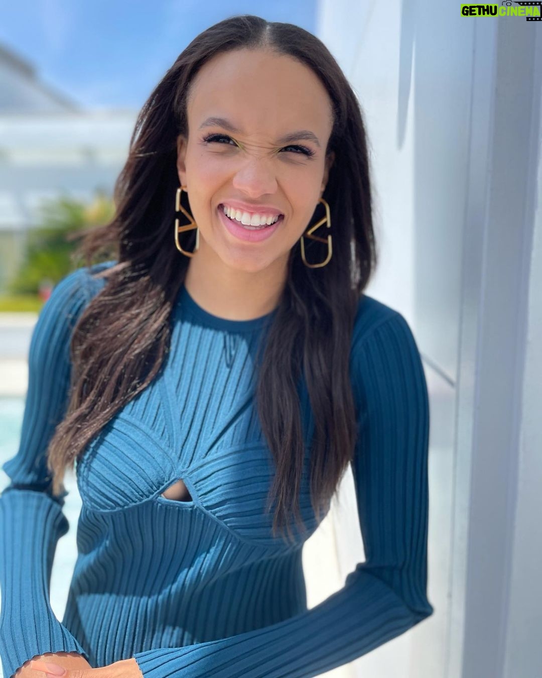 Ashley Nicole Williams Instagram - 🦕