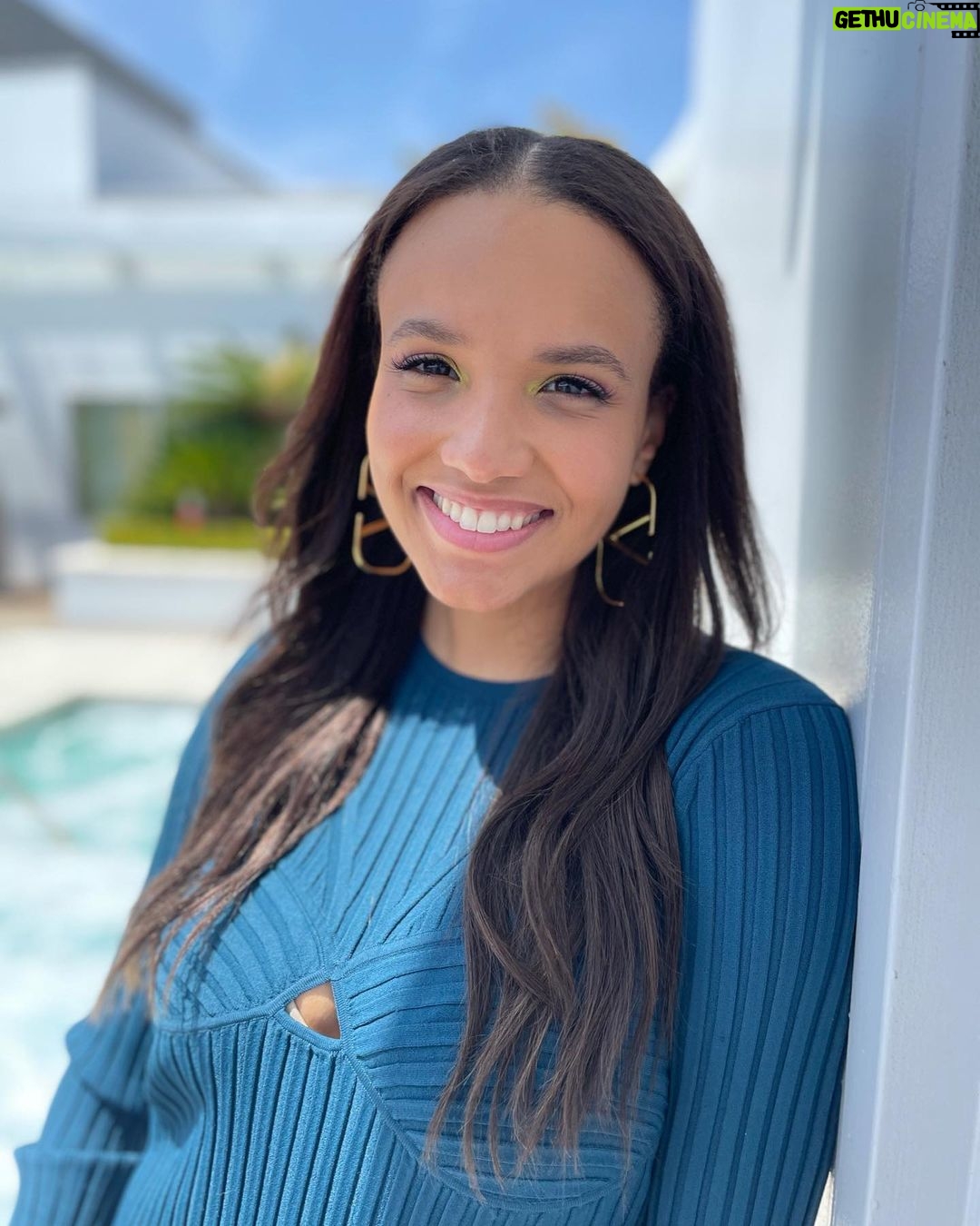 Ashley Nicole Williams Instagram - 🦕