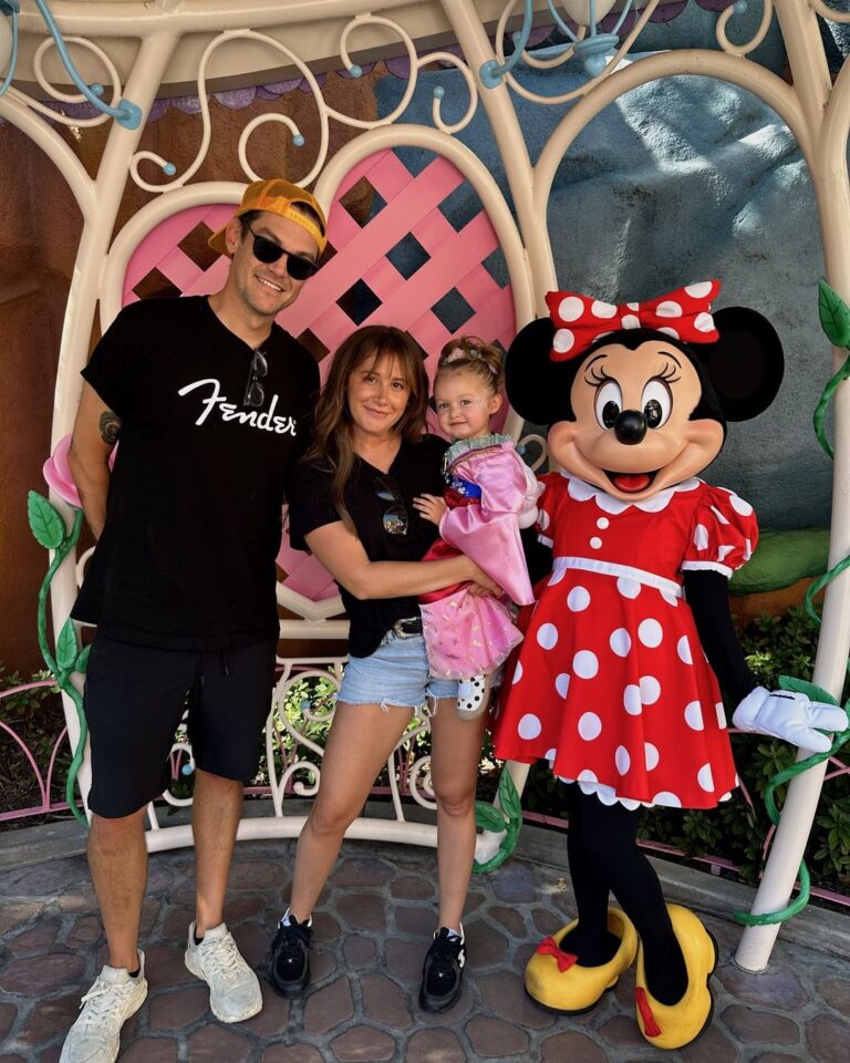 Ashley Tisdale Instagram - had the best time at Disneyland with my little princess 👑