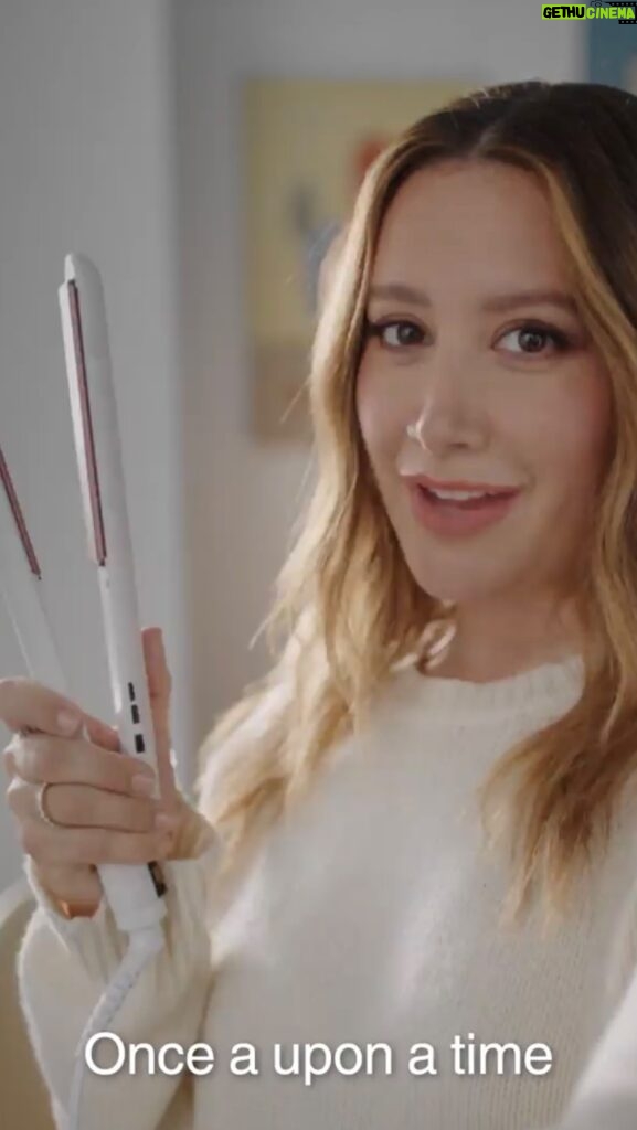 Ashley Tisdale Instagram - There are some things that I just won’t tolerate. Like dry, itchy eyes. Luckily, there’s OptiLight! A light-based solution for dry eye. Because we don’t have to live with it! @lumenisvision #OptiLight #lumenispartner #ad @OptiLight #Notgonnalivewithit