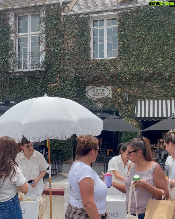 Ashley Tisdale Instagram - Thank you all so much for coming to the @beingfrenshe pop-up truck and saying hi today. I loved meeting all of you and am so grateful for this community. Can’t wait to share what we have planned next 🥰