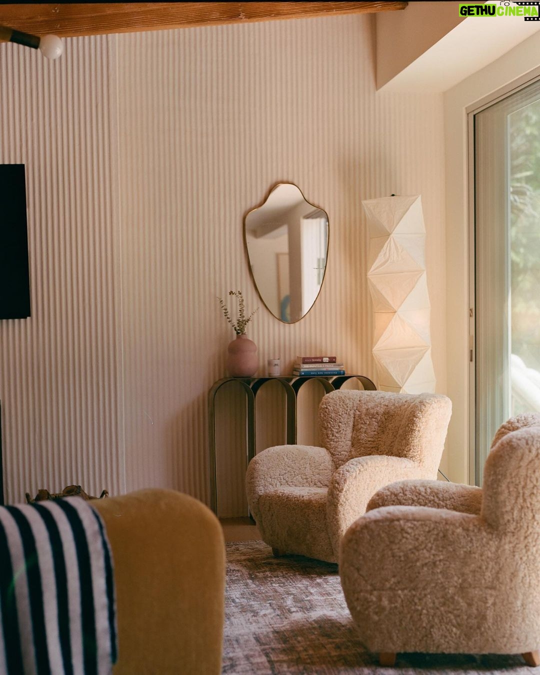Ashley Tisdale Instagram - Hanging artwork and dressing up the walls is when a room comes to life. The little details are what make home feel like home 🤍@frensheinteriors