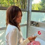 Ashley Tisdale Instagram - #ad You know I LOVE a good morning ritual and taking care of my dental health is a big part of my overall wellness routine. Even though I’m becoming more proactive with my oral health, dental anxiety is REAL and I haven’t always felt confident going into my appointments. That’s why I’m excited to be partnering with @Colgate to share how I take control of my oral health by using Colgate Total Plaque Pro-Release, a toothpaste that significantly reduces harmful plaque bacteria. It’s empowering to know I’m doing what I can to be dentist ready and help stop get ahead of oral health problems (like cavities and gingivitis) before they start. #ColgatePartner #DentistReady 🪥