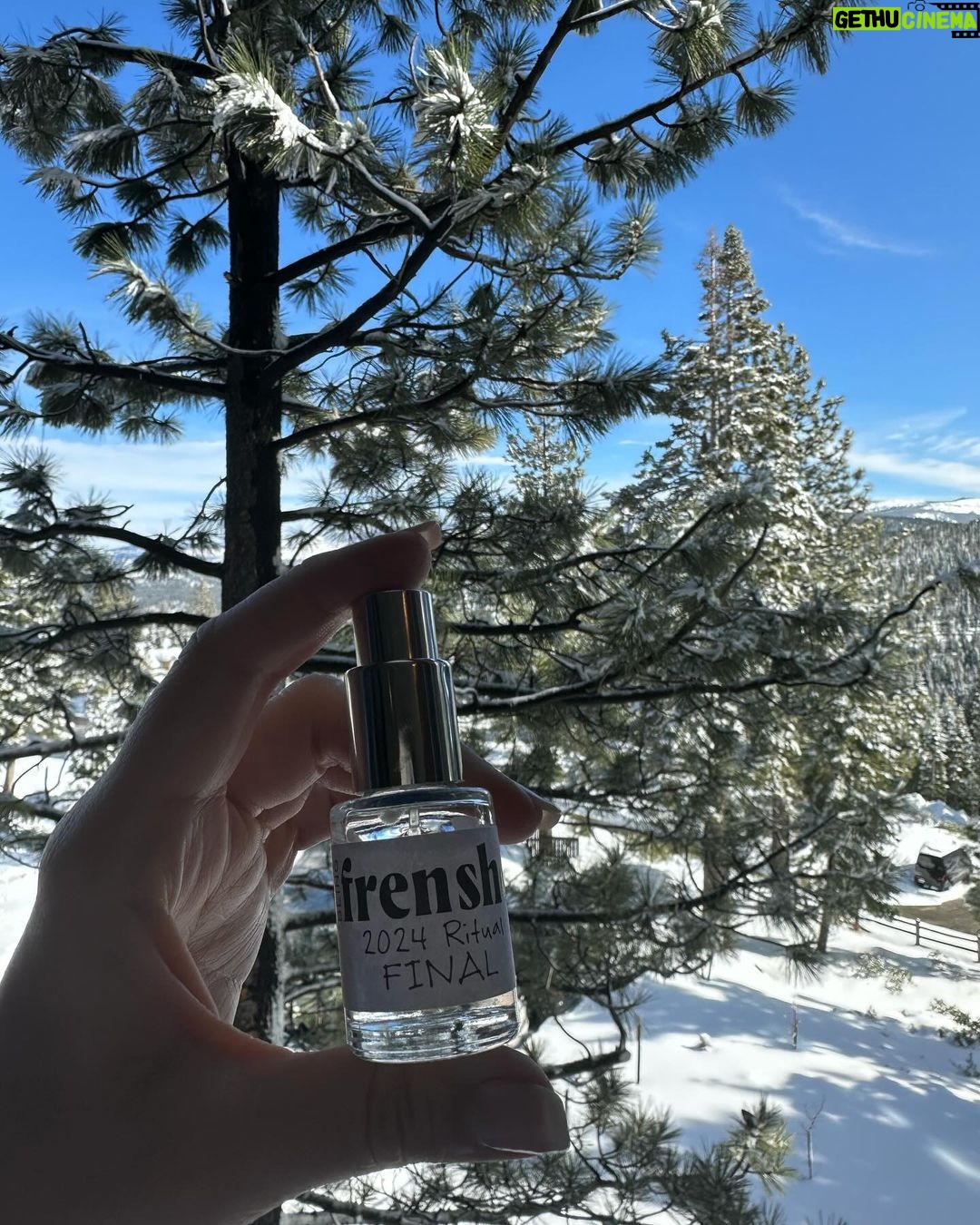 Ashley Tisdale Instagram - Tisdale/French family ski trip. Jupiters first time seeing snow ❄️