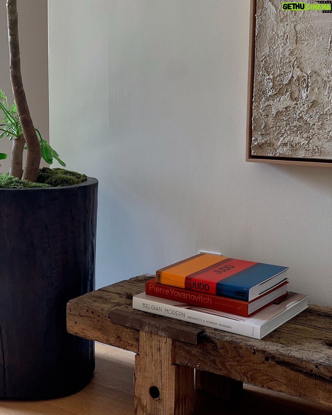 Ashley Tisdale Instagram - artwork and accessories change everything in a room! It brings the room to life.