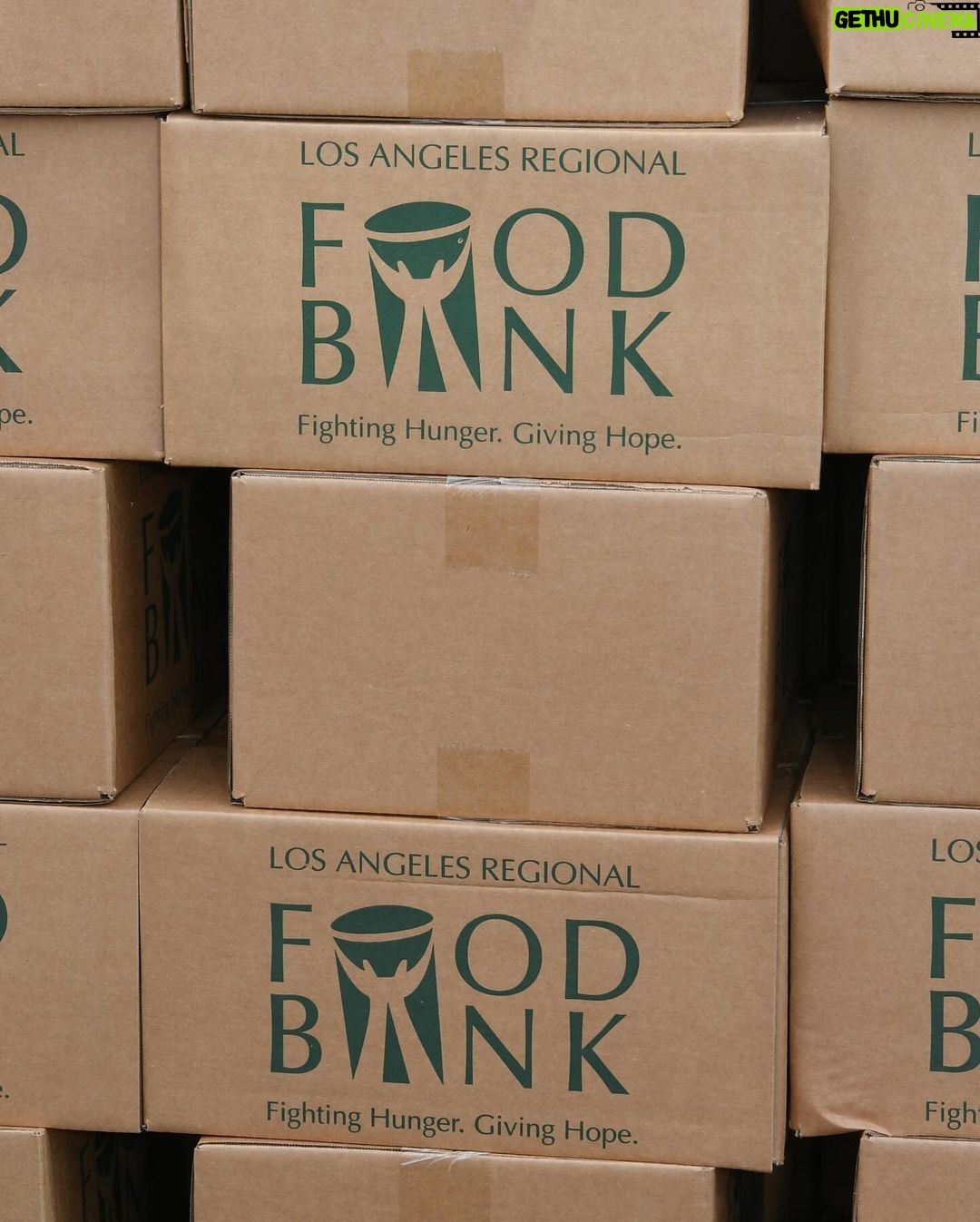 Ashley Tisdale Instagram - This holiday season, help families facing hunger bring meals home. I’m so proud to join @feedingamerica and @nvcsinc to help distribute items to the local community in preparation for the holidays. Join the movement to help end hunger at feedingamerica.org/holiday 🤍