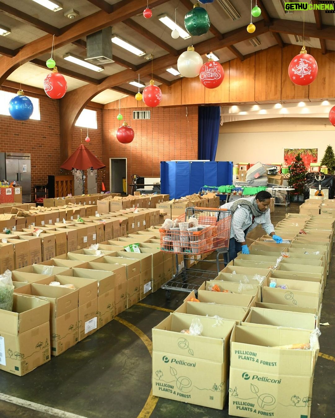 Ashley Tisdale Instagram - This holiday season, help families facing hunger bring meals home. I’m so proud to join @feedingamerica and @nvcsinc to help distribute items to the local community in preparation for the holidays. Join the movement to help end hunger at feedingamerica.org/holiday 🤍