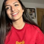 Ashnaa Sasikaran Instagram - Edho Solla - by @sidsriram @dharankumar_c . I first heard this song after @usha_jey danced to it so beautifully (if you haven’t checked her out please go do that now to watch some mind-blowing content🤯), and I fell in love with song🙃Let me know what you think! And if you like the T-shirt I’m wearing here, go check out @durairunway for some more cool clothing :)✨✨