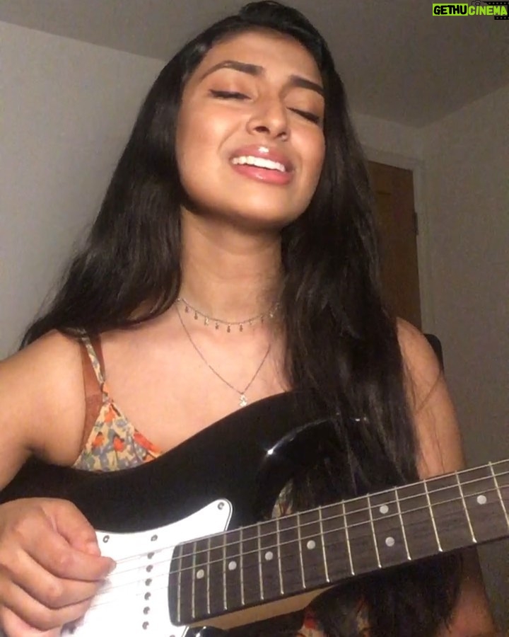 Ashnaa Sasikaran Instagram - Aaromale - @alphonsofficial @arrahman @vinaithandivaruvaya Amma’s been asking me to sing this song for a very long time... so finally tried it out🤣let me know if you guys like it!🤗 @tamilplex @tamilworldstaruk @risingtamiltalent @toptamiltalents @thecrownpromotion @crownthebrown_ #aaromale #alphonsofficial #alphonsjoseph #vinaithandivaruvaya #arrahman #crownthebrown #tamilcover #kollywood #malayalam #tamilsinger