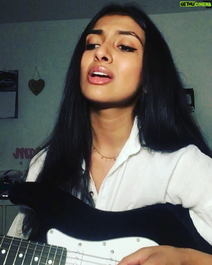 Ashnaa Sasikaran Instagram - ERASE by Omar Apollo. Been a hot minute since I’ve posted anything...👀 came across this song by @omar.apollo a couple of days ago and really liked it ;) . Lemme know what you think!❤️ #omarapollo #stereoomar #stereo