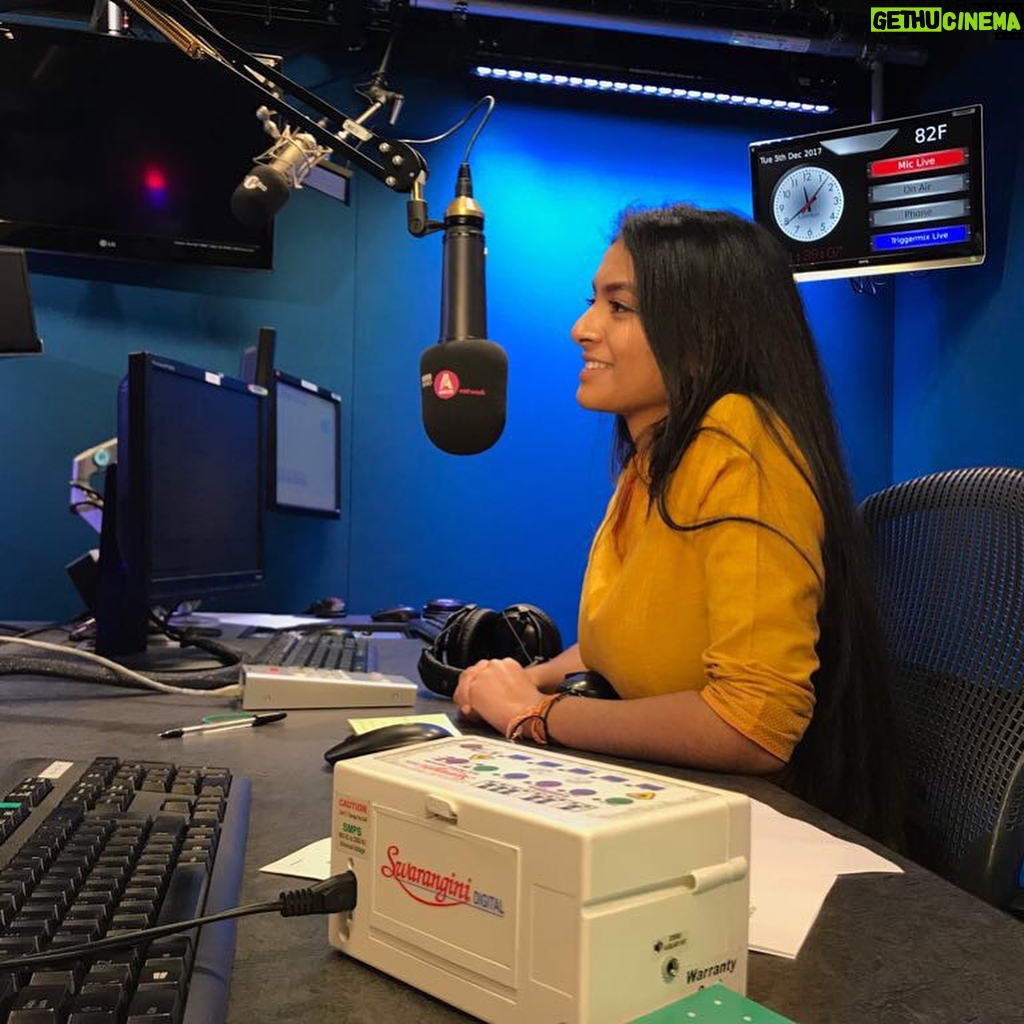 Ashnaa Sasikaran Instagram - Thank you @ashantiomkar for having me on the @bbcasiannetwork ❤️❤️ please tune in if you can from 2-4pm this Sunday on the BBC Asian Network to listen to my interview 😬😊xx (link in bio) #milapfest #samyo #sabrang #bbcasiannetwork #carnaticmusic #ashantiomkar BBC Studios, Elstree, England