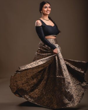 Ashnaa Sasikaran Instagram - We’re almost there with the releases… but in the meantime, here’s a lil lengha pre-shoot :) and guysss my Amma made this whole lengha?!? The WHOLE thing from scratch?!? Very lucky/spoiled to have my very own tailor/stylist🥹 @vani.sasikaran 

📸 - @sarveshwar_photography 
📹 - @sgousigan