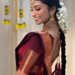 Ashnaa Sasikaran Instagram – Jolikum 2023 Bridal Collection ✨

Saree @jolikum.collections 
Blouse & Aari Design @jolikum.collections
Jewellery @jolikum.collections
HMUA @suganthy.makeupartistry
videography @mangalyam_cinematics 
Model @ashnaa_ns
Decor @dreamy.eventsandstyling 
Flowers @rithika_flowers