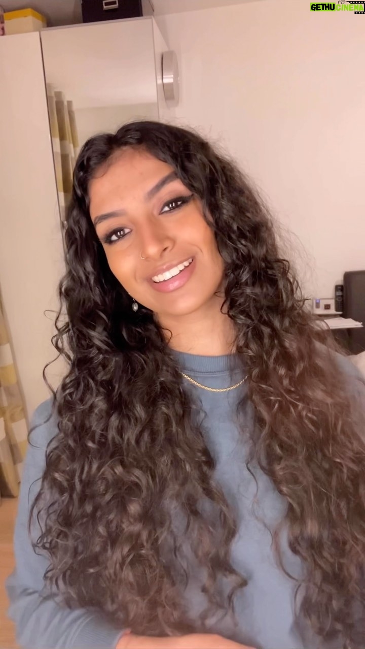 Ashnaa Sasikaran Instagram - Overheard @chiranjeebmusic (incredible vocalist and also my flatmate back in Leeds during the Orpheus production☺️), teaching this beautiful Hindustani composition to one of his students, and wanted to learn it and try my own take on it with some improvisation too :) “Ja Ja Re Apne Mandirva” - Raag Bhimpalasi - composed by Niyamat Khan Inspired by @salimsulaimanmusic ‘s rendition, obsessed with it!!