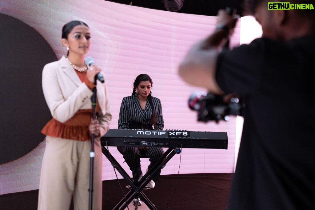 Ashnaa Sasikaran Instagram - Here’s some photos from jamspot episode seven! 📸 If you haven’t already, make sure you check out the full episode on YouTube and other major platforms! | Link in Bio 🎶🎬 📷: @achuckr Vocals: Ashnaa (@ashnaa_ns) Keyboard: Sathvika Krishnan(@saf.ssk) Violin: Ramanan Nathan (@ramanan98) follow/subscribe to @jamspot.co on all platforms to keep up with the latest music releases 🎶 and interviews with the artistes 👫🏾 London, United Kingdom
