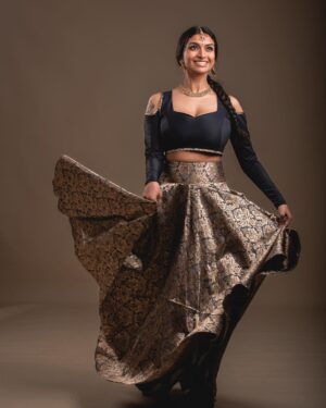 Ashnaa Sasikaran Instagram - We’re almost there with the releases… but in the meantime, here’s a lil lengha pre-shoot :) and guysss my Amma made this whole lengha?!? The WHOLE thing from scratch?!? Very lucky/spoiled to have my very own tailor/stylist🥹 @vani.sasikaran 

📸 - @sarveshwar_photography 
📹 - @sgousigan
