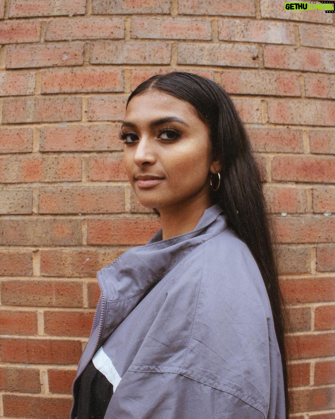 Ashnaa Sasikaran Instagram - EPISODE SEVEN 🎶 | Ashnaa is a British-Tamil singer who is strongly influenced by her background in Carnatic music. She is an upcoming independent artiste who enjoys collaborating and composing unique sounds with artistes from around the world. She started sharing her music through social media in 2019 and has gone onto perform on many stages around the world. In 2021, she collaborated with the virtuoso Sarod player Soumik Datta and a diverse community of musicians, dancers and artistes. This year, Ashnaa will be touring the UK in a musical production by ‘Opera North’ alongside artistes from both Western and South Asian traditions. Ashnaa is currently working on releasing her first EP that explores the genres of R&B, Funk, Carnatic and Jazz. For jamspot, Ashnaa appears as the penultimate episode of the series. She is joined by Sathvika Krishnan on the Keyboard and Ramanan Nathan on the Violin. Stay tuned for jamspot episode seven! 🎬 📸: @visualsbythanu #jamspot #music #vocal #tamil #musicvideo #series #cover #ashnaa London, United Kingdom