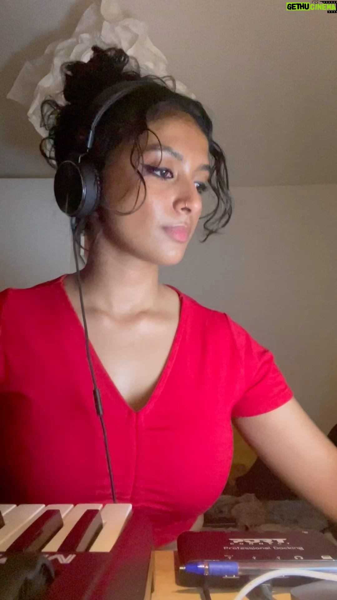 Ashnaa Sasikaran Instagram - I know everyone here in the UK grew up watching Tracy Beaker and got hit with a wooden spoon for saying “BOG OFF”😂 this show is my whole childhood, wanted to play around with production for this, let me know if you think Alternative RnB suits this…?😬 #tracybeaker #tracybeakeredit #tracybeakerfamily #tracybeakergang #tracybeakerreturns #tracybeakermemes #tracybeakerhayfever #themetune #thestoryoftracybeaker #thestoryoftracybeakeredit