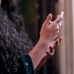 Ashnaa Sasikaran Instagram – IDHAYAM KARAIKIRATHE – by @musicthaman & Sri Vardhini

📹: @sgousigan
🎵: @mj.melodies
Mixing & Mastering : @mj.melodies

We hope you enjoy our rendition of this song, we wanted to go for a natural, enchanted feel to it (get soaked in the rain definitely helped with that😅) :) Let us know what you think of it, and Episode 2 of the Unplugged Series is coming very soon🥰.

Thank you @sgousigan & @mj.melodies for bringing this to life :)