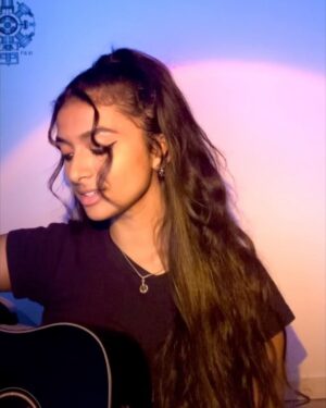 Ashnaa Sasikaran Instagram - Yaaro En Nenjai - by @thisisdsp . Please let me know what you think!! And keep posted for an exciting announcement on Monday👀🥰lots of love xx

#tamilcover #yaaroennenjai #kutty #dhanush #dhanushfan #ashnaasasikaran #ashnaa #ashnaa_ns #tamilsong #acousticguitar #tamilsinger #tamillyrics #kuttymovie #devisriprasad #tamilsongs