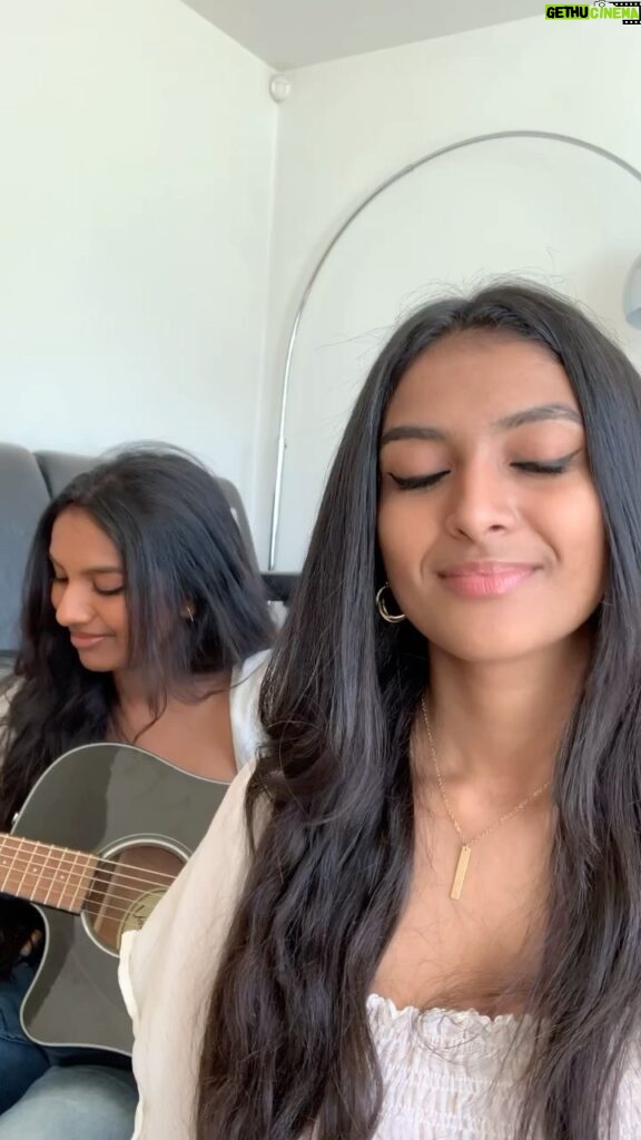 Ashnaa Sasikaran Instagram - Lil random impromptu cover with my lovely sister @veenaa_s 🥰😆. Please excuse the roughness of this, I was only allowed one take with the big man Veenaa... “don’t waste my time, I ain’t got time for you” are her exact words 😂😂😂. Hope you enjoy and let me know what you think!❤️ #carnatic #swaram #guitar #siblings #sister #music #jam #onetake