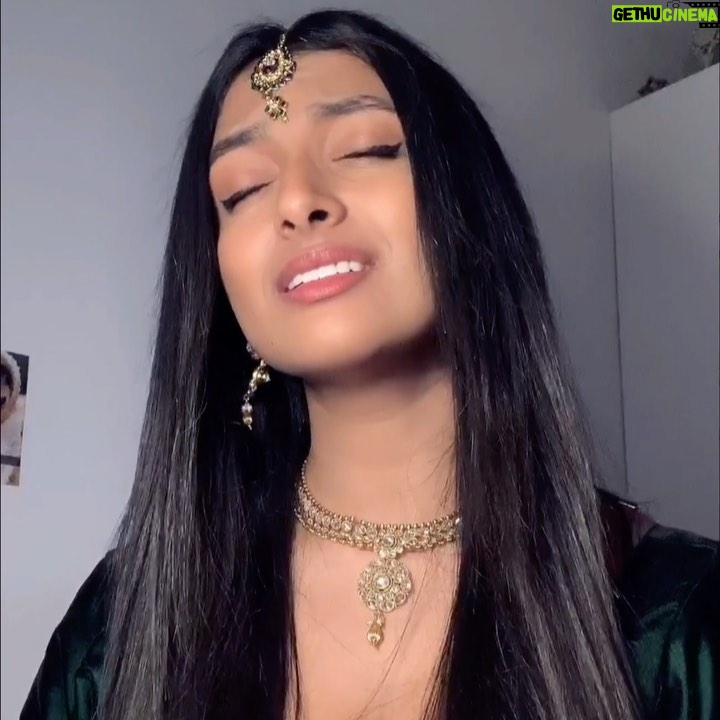 Ashnaa Sasikaran Instagram - Nee Himamazhayayi - by @nithyamammen @kailasmenon2000 @harisankar_ks . Thank you so much for all the Malayalam recommendations, can’t wait to try out more next!❤️ please let me know what you think and if you liked it! ☺️#malayalam #malayalamsongs #coversong #cover #tamilsinger #fyp #foryou #foryoupage #tamil #malayali #musician #singer #design #brown #acoustic #acousticvoice #harmony #tamilcinema #lengha #songcovers @desitalent.uk @indiansingers_insta @indiansingers_insta