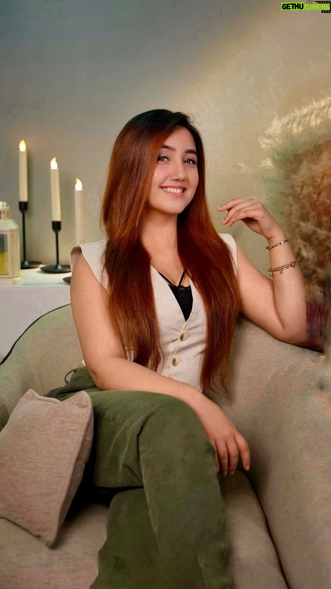 Ashnoor Kaur Instagram - Tag that friend who’s always fixing her hair🤭 We get it– we all want flawless hair…. Thanks to @lovebeautyandplanet_in argan oil and lavender duo, my hair’s frizz-free and fabulous✨ 🌿💁♀️ Give it a go! #Ad #lovebeautyandplanet #argan #vegan #haircare #frizzfreehair #goodhairday