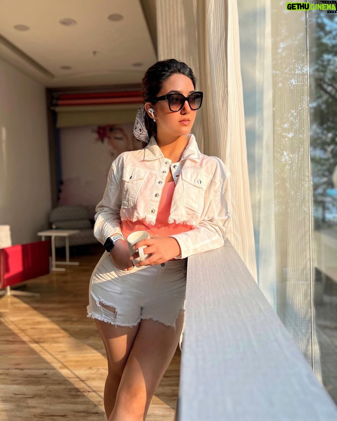 Ashnoor Kaur Instagram - What are your new year resolutions? Lemme begin- One of my resolutions for 2024 is breaking patterns and coming out of my comfort zone⦠Andddd, I might also consider getting a new ear piercing𤣠Waiting to read yours in the comments below!!!š Wearing @howwhenwearclothing