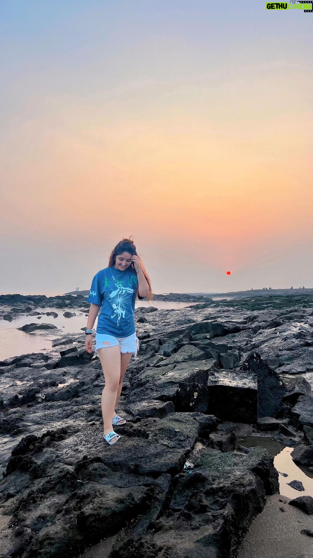 Ashnoor Kaur Instagram - Enter the new year by leaving the unnecessary things behind✨🤌🏻