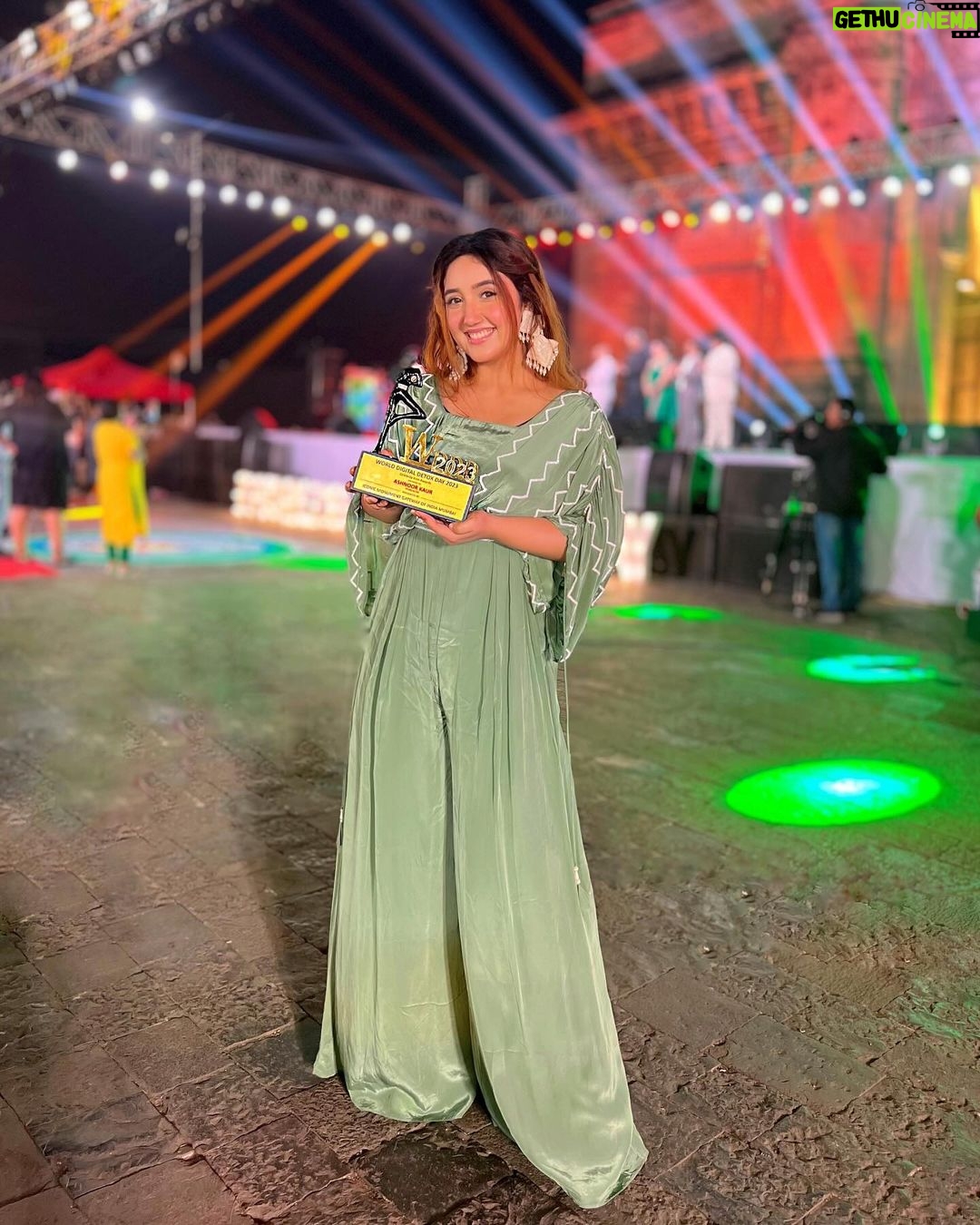 Ashnoor Kaur Instagram - Grateful to receive this honor by the 🇮🇳Cultural Ministry- ‘Young Actor 2023’🤍🙏🏻 Year ending on a great note…! . . . #ashnoorstylediaries #whatiwore Wearing @the_adhya_designer Gateway of India