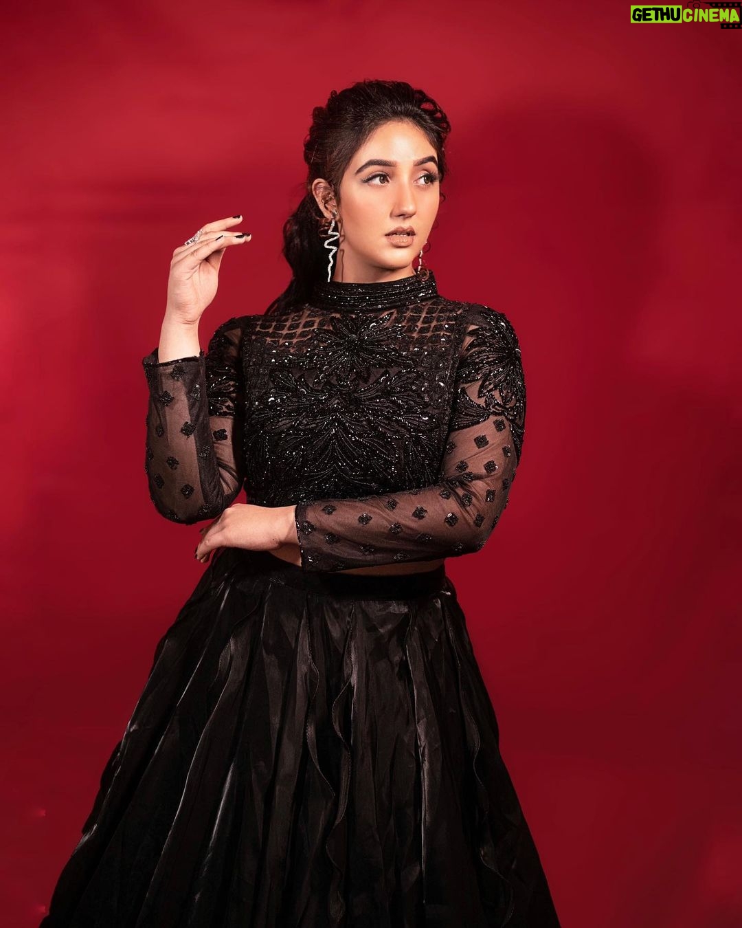 Ashnoor Kaur Instagram - Soni kinni kinni?ππ€ . . . #ashnoorstylediaries #whatiwore π @shivaliahmedabad π@cherryblossom.designs π§£ @littlepuffsofhappiness @styleitupwithraavi πΈ @potraitdeewana ππ»ββοΈ @flawlesshair_by_sharmila π @jyotijainmakeovers