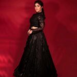 Ashnoor Kaur Instagram - Less bitter, more glitter🖤🌌 . . . #ashnoorstylediaries #whatiwore 👗 @shivaliahmedabad 💎@cherryblossom.designs 🧣 @littlepuffsofhappiness @styleitupwithraavi 📸 @potraitdeewana 💁🏻‍♀️ @flawlesshair_by_sharmila 💄 @jyotijainmakeovers