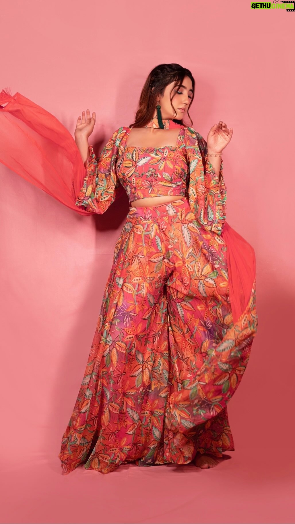 Ashnoor Kaur Instagram - Festive twirls & whirls🪞🪷🩰