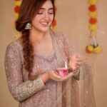 Ashnoor Kaur Instagram – Di-ya all need some sparkle?😉
Happiest Diwali lovelies🪔✨
.
.
.
#ashnoorstylediaries #whatiwore 
👗 @howwhenwearclothing 
🥻 @shivaliahmedabad 
🧣 @littlepuffsofhappiness @styleitupwithraavi 
🤝 @mad.micron_ @sonyashaikh 
💄 @ayeshamakeovers_ 
📸 @portraitdeewana