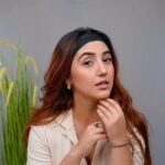 Ashnoor Kaur Instagram – Let’s talk secrets: Want to know how I get that flawless glow look?🤔
@pondsindia Natural Glow Face Powder is my go-to one, it covers dark spots and gives an even tone matte finish look.
It’s like having a little helper in my makeup routine, always making me look amazing. Give it a shot and see the magic! 💫
#AD
#pondsindia #pondsfacepowder #naturalglow #evenskintone #mattefinish