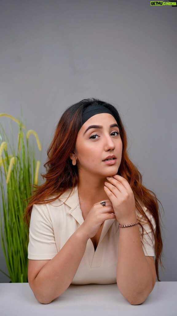 Ashnoor Kaur Instagram - Let’s talk secrets: Want to know how I get that flawless glow look?🤔 @pondsindia Natural Glow Face Powder is my go-to one, it covers dark spots and gives an even tone matte finish look. It’s like having a little helper in my makeup routine, always making me look amazing. Give it a shot and see the magic! 💫 #AD #pondsindia #pondsfacepowder #naturalglow #evenskintone #mattefinish