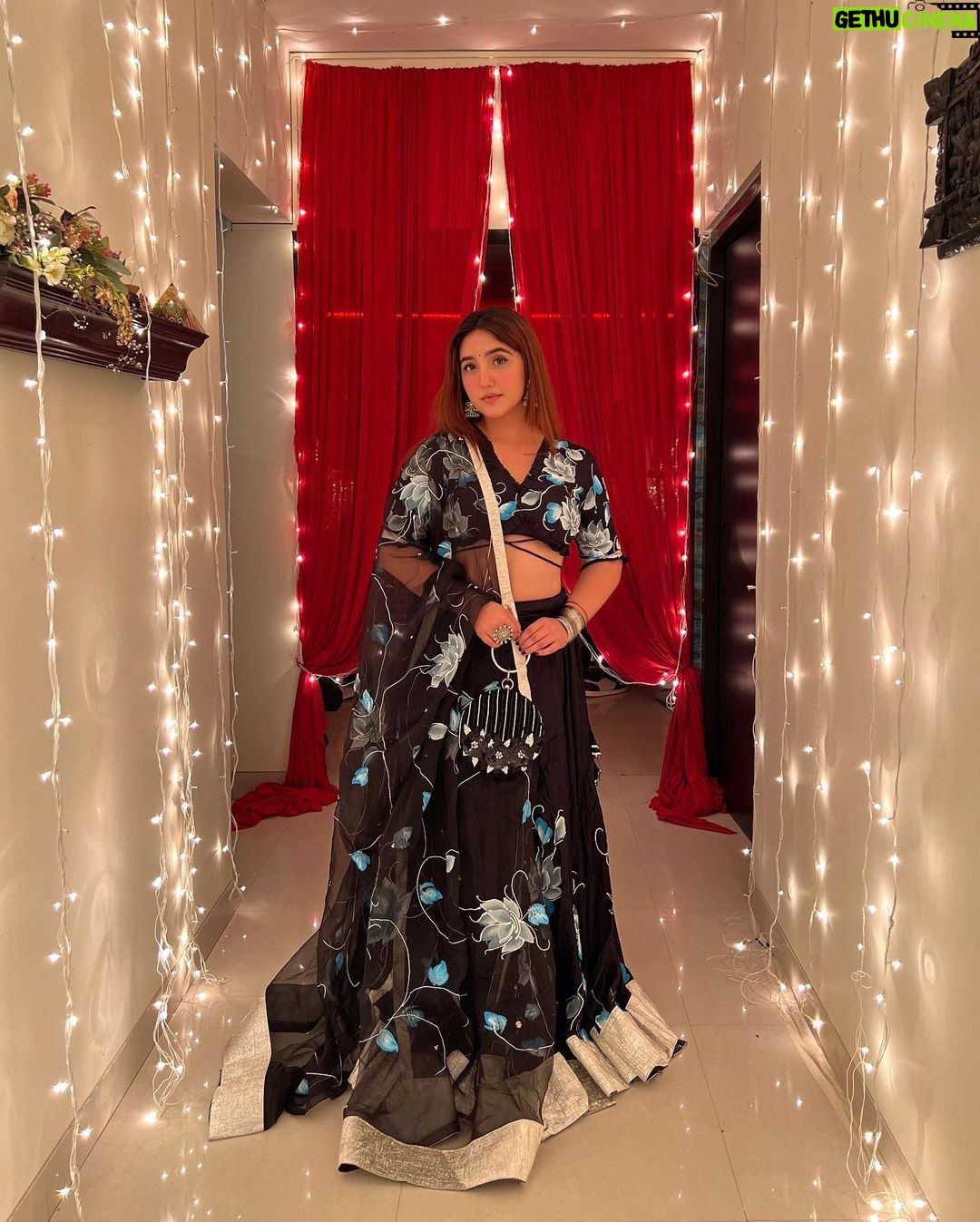 Ashnoor Kaur Instagram - Jhumkas are jhumkaing👀🪷🪞 . . Happy gurpurab!!