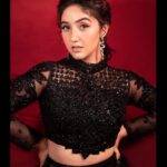 Ashnoor Kaur Instagram - Soni kinni kinni?👀🖤 . . . #ashnoorstylediaries #whatiwore 👗 @shivaliahmedabad 💎@cherryblossom.designs 🧣 @littlepuffsofhappiness @styleitupwithraavi 📸 @potraitdeewana 💁🏻‍♀️ @flawlesshair_by_sharmila 💄 @jyotijainmakeovers