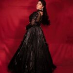 Ashnoor Kaur Instagram - Less bitter, more glitter🖤🌌 . . . #ashnoorstylediaries #whatiwore 👗 @shivaliahmedabad 💎@cherryblossom.designs 🧣 @littlepuffsofhappiness @styleitupwithraavi 📸 @potraitdeewana 💁🏻‍♀️ @flawlesshair_by_sharmila 💄 @jyotijainmakeovers