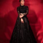 Ashnoor Kaur Instagram - Less bitter, more glitter🖤🌌 . . . #ashnoorstylediaries #whatiwore 👗 @shivaliahmedabad 💎@cherryblossom.designs 🧣 @littlepuffsofhappiness @styleitupwithraavi 📸 @potraitdeewana 💁🏻‍♀️ @flawlesshair_by_sharmila 💄 @jyotijainmakeovers