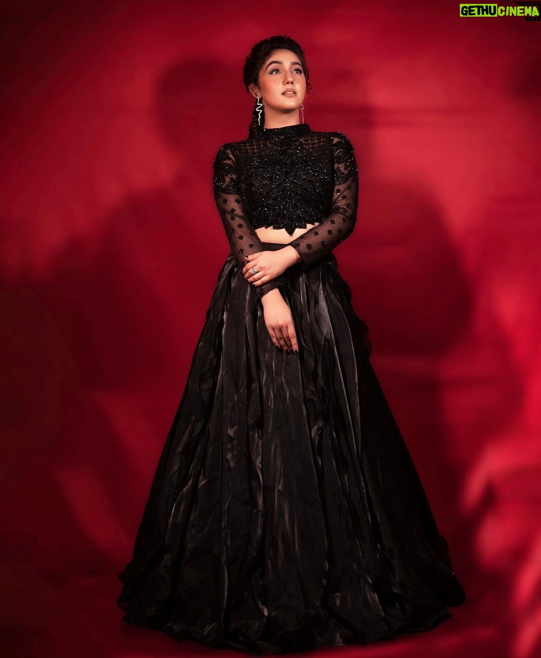Ashnoor Kaur Instagram - Less bitter, more glitterπ€π . . . #ashnoorstylediaries #whatiwore π @shivaliahmedabad π@cherryblossom.designs π§£ @littlepuffsofhappiness @styleitupwithraavi πΈ @potraitdeewana ππ»ββοΈ @flawlesshair_by_sharmila π @jyotijainmakeovers