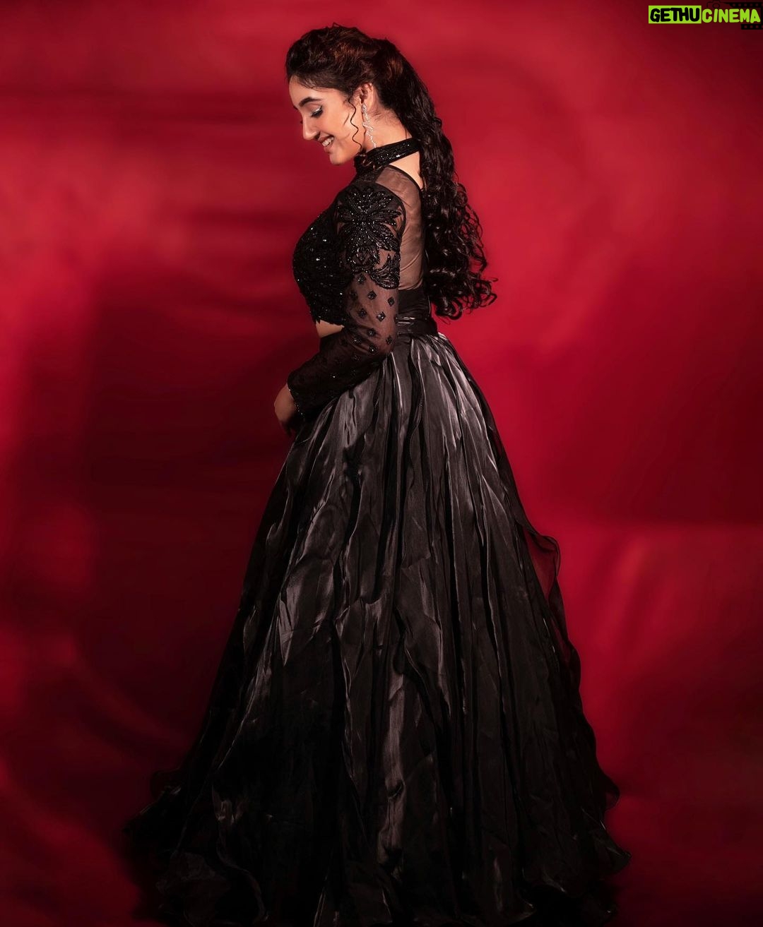 Ashnoor Kaur Instagram - Less bitter, more glitterπ€π . . . #ashnoorstylediaries #whatiwore π @shivaliahmedabad π@cherryblossom.designs π§£ @littlepuffsofhappiness @styleitupwithraavi πΈ @potraitdeewana ππ»ββοΈ @flawlesshair_by_sharmila π @jyotijainmakeovers