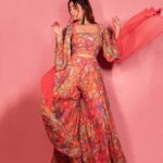 Ashnoor Kaur Instagram - Let’s flip to traditionals🪞🪕 Happy Choti Diwali🪔 . . . #ashnoorstylediaries #whatiwore #festiveseason #diwali 👗 @shivaliahmedabad 🧣 @littlepuffsofhappiness @styleitupwithraavi 🤝 @mad.micron_ @sonyashaikh 💄 @ayeshamakeovers_ 📸 @portraitdeewana