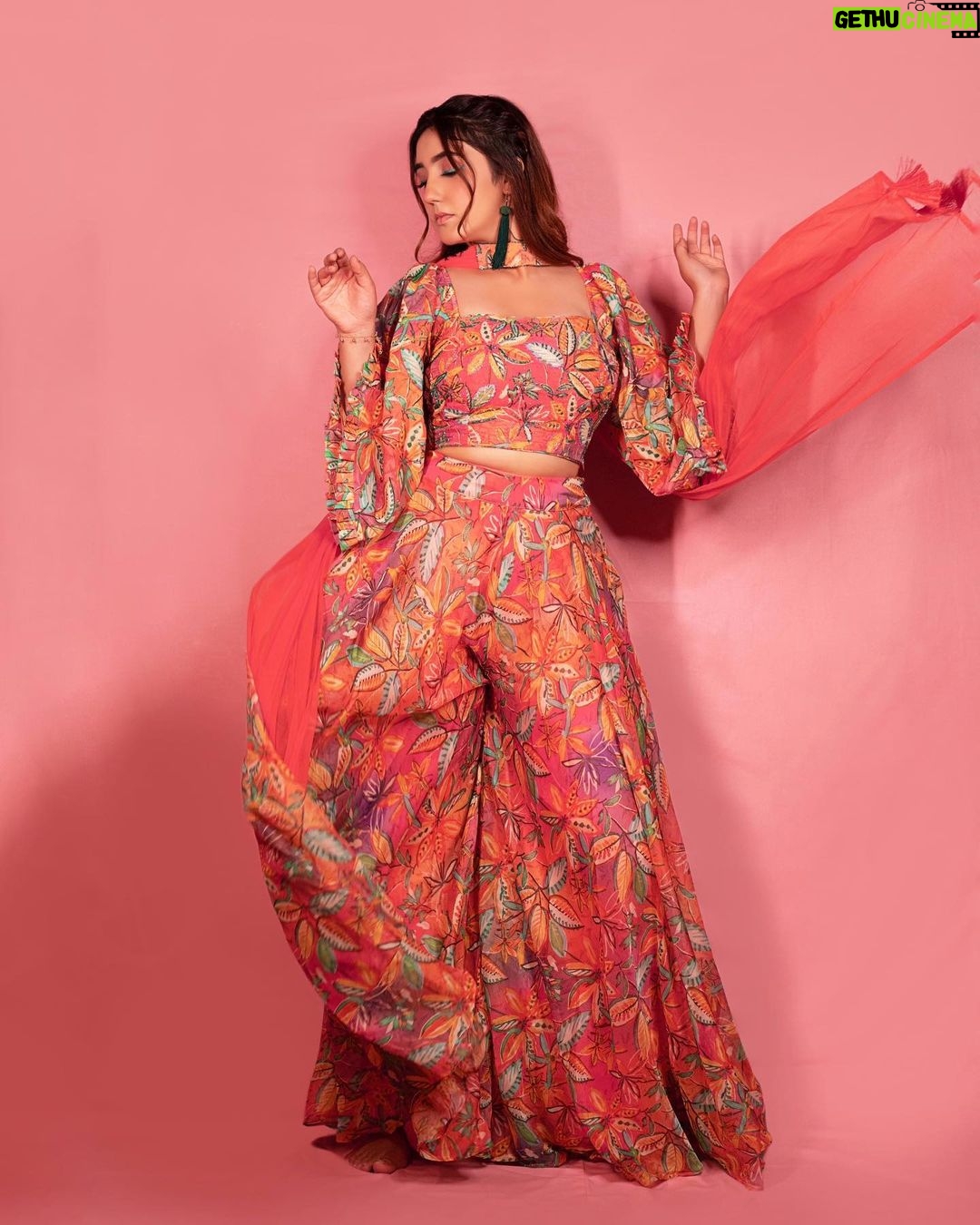 Ashnoor Kaur Instagram - Let’s flip to traditionals🪞🪕 Happy Choti Diwali🪔 . . . #ashnoorstylediaries #whatiwore #festiveseason #diwali 👗 @shivaliahmedabad 🧣 @littlepuffsofhappiness @styleitupwithraavi 🤝 @mad.micron_ @sonyashaikh 💄 @ayeshamakeovers_ 📸 @portraitdeewana
