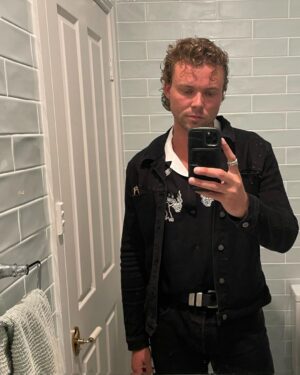 Ashton Irwin Instagram - out in the sticks reclaiming a little soul 🦶🏼✌🏻🤍 see you on tour Australia! We begin tomorrow in Perth🙏🥰