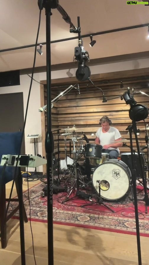 Ashton Irwin Instagram - Recording day 4 🎣❤️