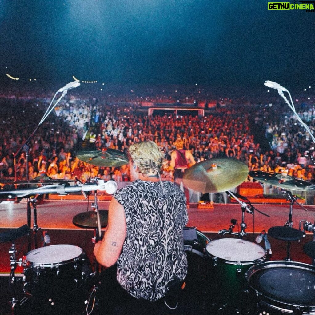 Ashton Irwin Instagram - Just a few shows left of this home country tour!!! lemme know if you’ve seen us in the comment section 🥰 @ryanfleming 📸 @5sos Australia