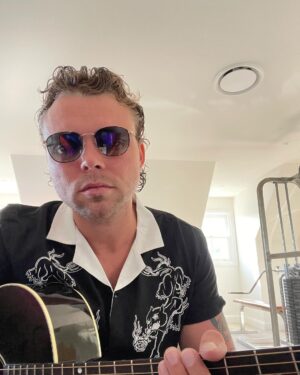 Ashton Irwin Instagram - out in the sticks reclaiming a little soul 🦶🏼✌🏻🤍 see you on tour Australia! We begin tomorrow in Perth🙏🥰