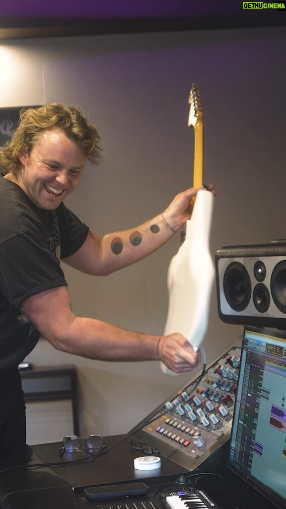 Ashton Irwin Instagram - Have you ever seen a professional musician in the studio? 😂 “THANK YOU CLEVELAND!!!”