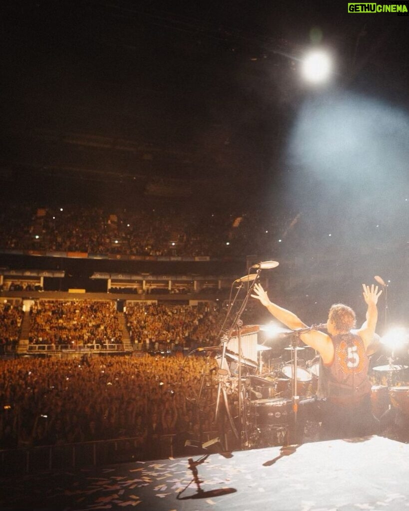 Ashton Irwin Instagram - What I’ve learnt. Literally, never give up. Thank you to all the fans of @5sos for an experience like no other ❤️ @ryanfleming The 02 arena, London